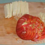 Сыр и помидоры нарезать тонкими пластиками
