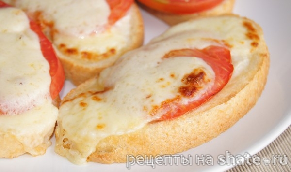 горячие бутерброды с сыром и помидорами